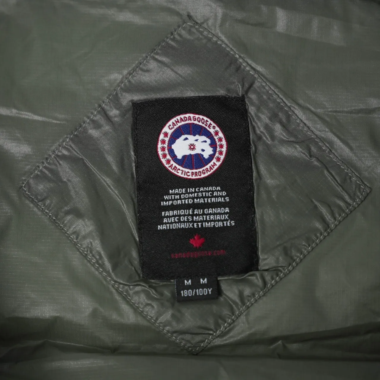 P480 top version Canadian brand vest new model Canada Goose has always been recognized as the warmest down jacket. Various Instagram celebrities, Internet celebrities, and celebrities often wear it for street photos. I make Canada Goose every year, but I still can’t get rid of my love for it. No matter how cold the days are, there is no need to be afraid, because there is! Filled with 90% white duck down, it is the legendary warmest down jacket and is known as a must-have for Arctic outdoor sports! The most popular down jacket in the world, celebrities are rushing to buy it, it is a must-have! Same style for men and women Size: xs ~ xxl